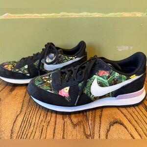 Nike Women’s Internationalist Spring Garden - Black and Floral Size 8.5